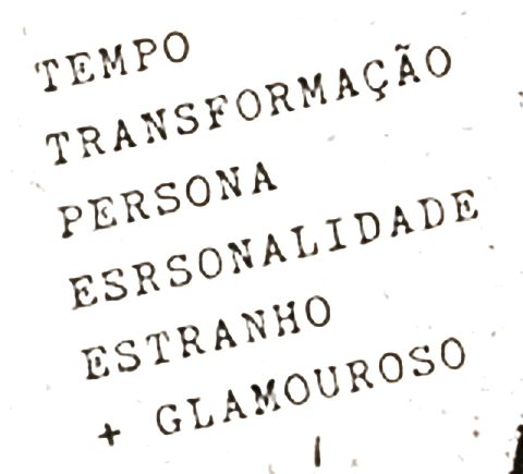 Tempo, transformação, persona, personalidade, estranho e glamouroso.